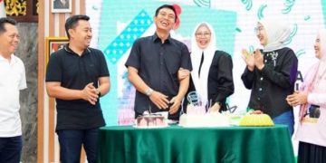 Didampingi Istri Hadiri Syukuran Harlah Istri Bupati Batanghari. FOTO: IST