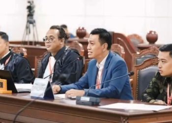 Ketua DPRD Mendampingi Bupati di sidang MK. FOTO: IST