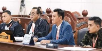 Ketua DPRD Mendampingi Bupati di sidang MK. FOTO: IST