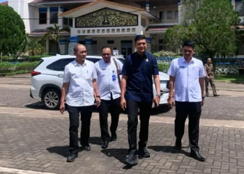 Ketua DPRD Provinsi Jambi saat meninjau persiaoan tes CAT SMA Titian teras. FOTO: IST