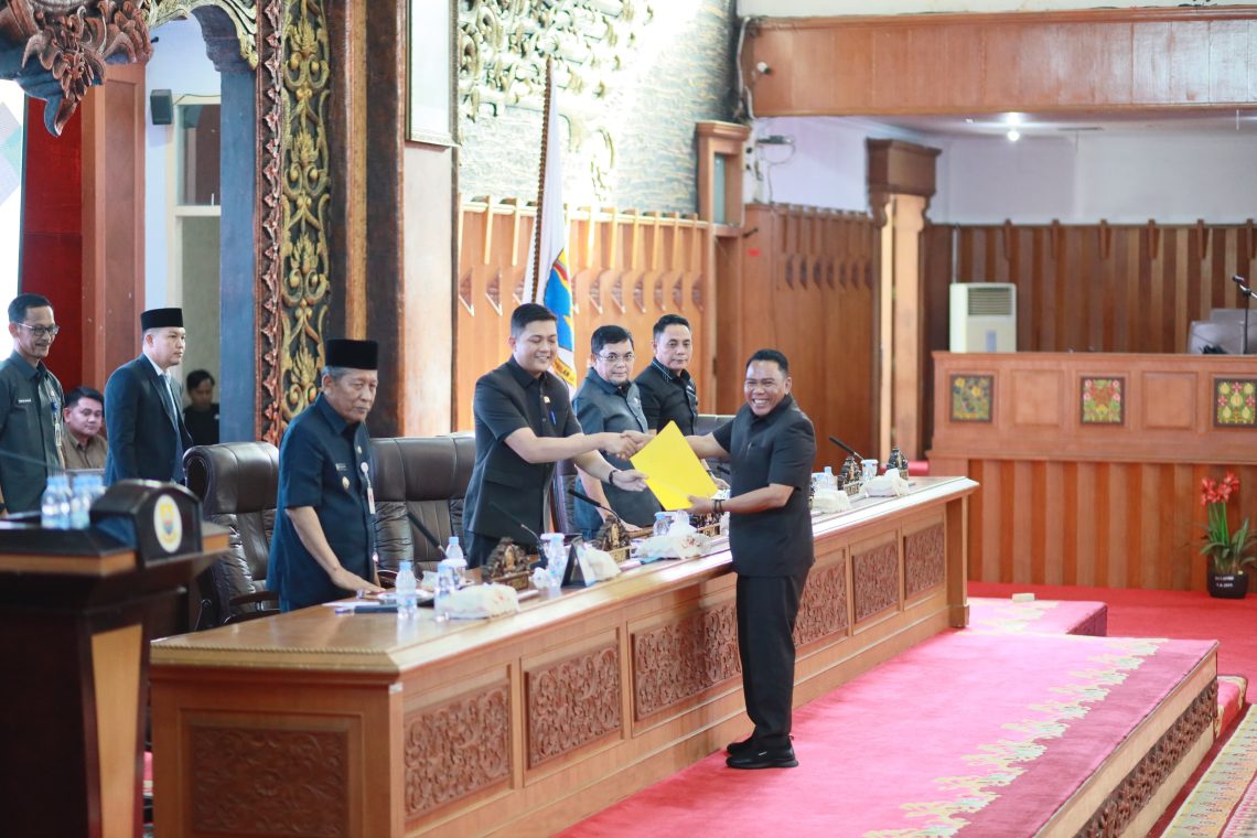Juru Bicara Fraksi Golkar Saat Menyerahkan Pandangan Fraksi kepada Ketua DPRD Provinsi Jambi. FOTO: IST