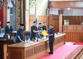 Juru Bicara Fraksi Golkar Saat Menyerahkan Pandangan Fraksi kepada Ketua DPRD Provinsi Jambi. FOTO: IST