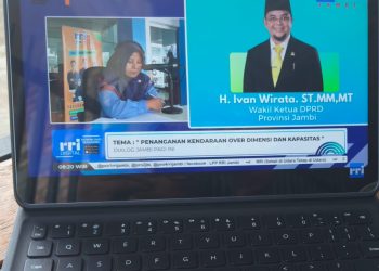 Waka I DPRD Provinsi Jambi saat dialog di RRI Jambi terkait penangangan ODOL di Jambi. FOTO: OYI