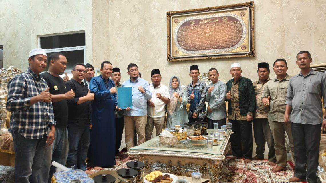 Ivan Wirata saat mendampingi warga Sengeti bertemu Bupati Muaro Jambi. FOTO: OYI