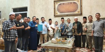 Ivan Wirata saat mendampingi warga Sengeti bertemu Bupati Muaro Jambi. FOTO: OYI