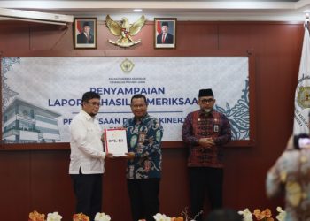 Waka I DPRD  Provinsi Jambi, Ivan Wirata Saat menerima penyerahan audit LHP BPK RI pada Januari 2025 lalu.FOTO: UCP