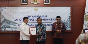 Waka I DPRD  Provinsi Jambi, Ivan Wirata Saat menerima penyerahan audit LHP BPK RI pada Januari 2025 lalu.FOTO: UCP