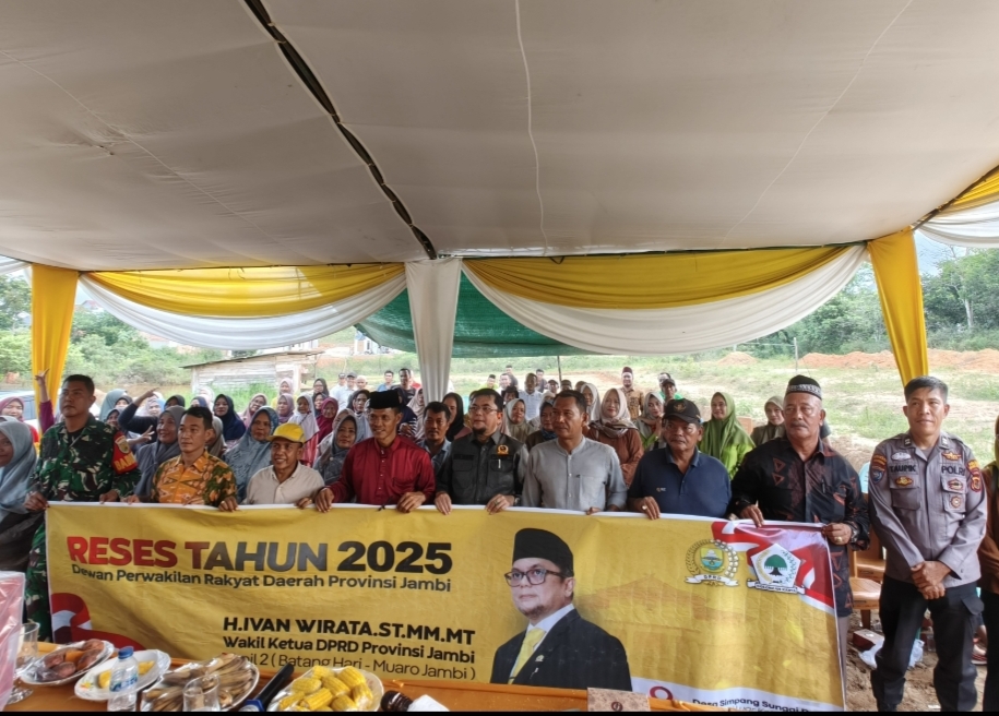 Berfoto bersama usai acara reses. FOTO: OYI
