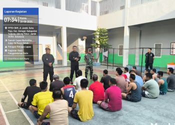 KPLP Lapas Narkotika Kelas IIB Muara Sabak, Riko Hamdan Saat memberikan pengarahan kepada WB. FOTO: IST
