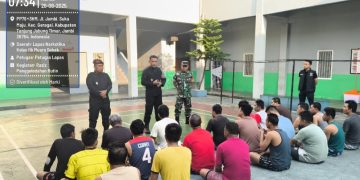 KPLP Lapas Narkotika Kelas IIB Muara Sabak, Riko Hamdan Saat memberikan pengarahan kepada WB. FOTO: IST