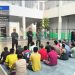 KPLP Lapas Narkotika Kelas IIB Muara Sabak, Riko Hamdan Saat memberikan pengarahan kepada WB. FOTO: IST