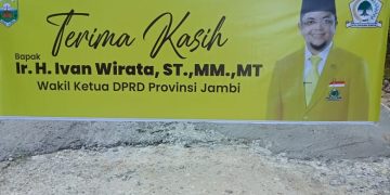 Warga Desa Panca Bhakti Mengucapkan terima kasih kepada Waka I DPRD Provinsi Jambi yang membantu perbaikan jalan as desa dengan menggunakan dana Pokir. FOTO: IST