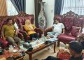 Perwakilan warga saat audiensi dengan Waka I DPRD Provinsi Jambi, Ivan Wirata. FOTO: OYI