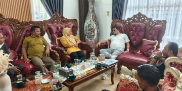 Perwakilan warga saat audiensi dengan Waka I DPRD Provinsi Jambi, Ivan Wirata. FOTO: OYI
