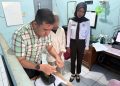 Ka KPLP (kemeja), oknum pelaku (tengah) dan CPNS Lapas Kelas IIA Jambi (hitamputih)  saat melakukan pemeriksaan barang. FOTO: IST