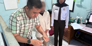 Ka KPLP (kemeja), oknum pelaku (tengah) dan CPNS Lapas Kelas IIA Jambi (hitamputih)  saat melakukan pemeriksaan barang. FOTO: IST