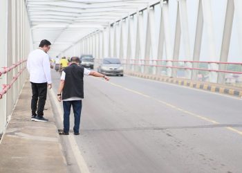 Ivan Wirata Saat Meninjau Jembatang Batanghari 1, di mana Ivan meminta percepatan pembangunan Jembatang Batanghari 3. FOTO: UCUP