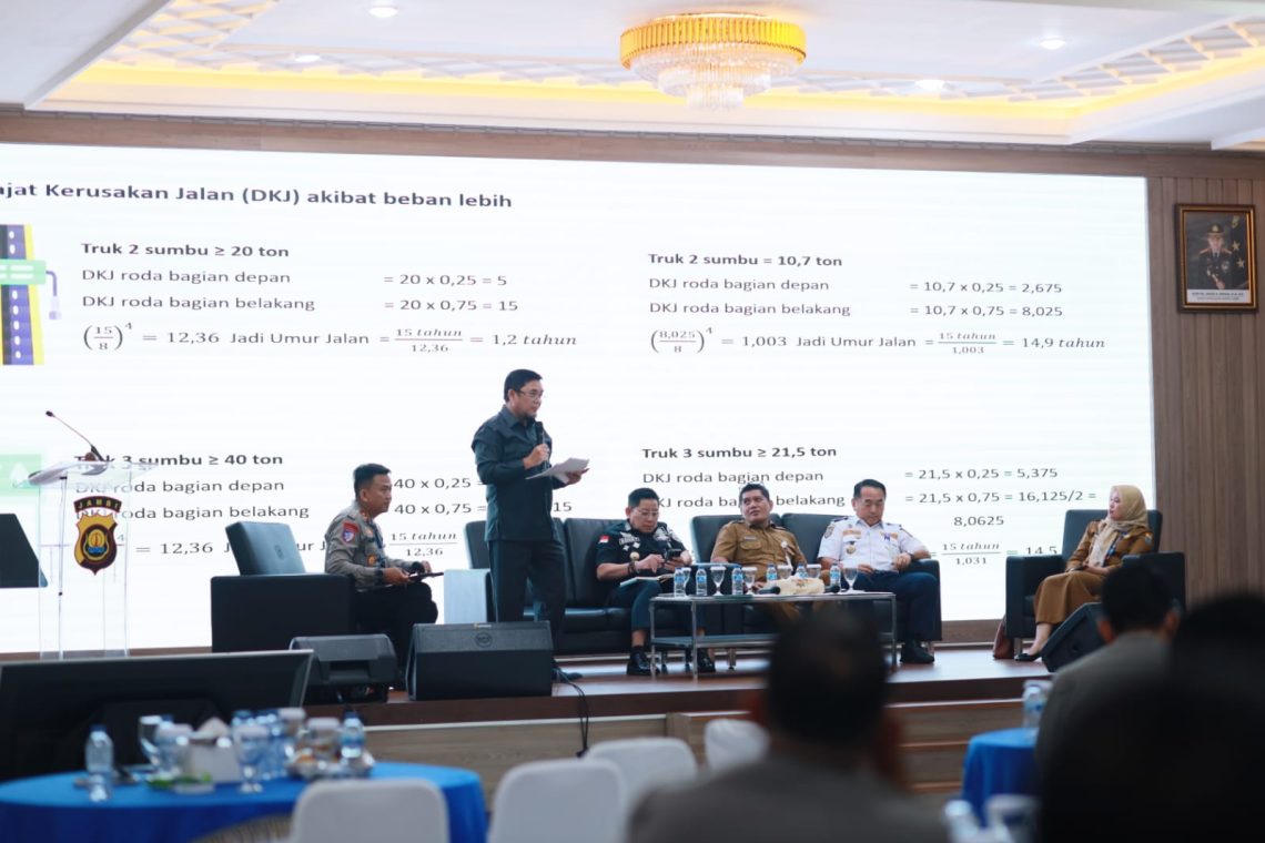 Waka I DPRD Provinsi Jambi, Ivan Wirata saat menjadi pemateri di Rakernis Lalu Lintas 2025. FOTO: UCUP