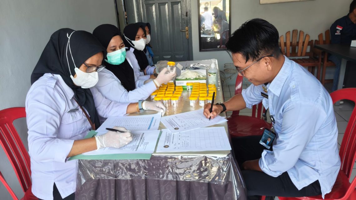 Cegah Penyebaran Narkoba di Lapas Kelas IIA Jambi, Lakukan Tes Urine Petugas dan WBP. FOTO: OYI