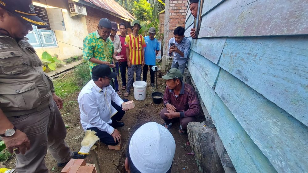 Ivan Wirata, Waka I DPRD Provinsi Jambi saat meletakkan batu pertama rumah Wahid. FOTO: UCUP