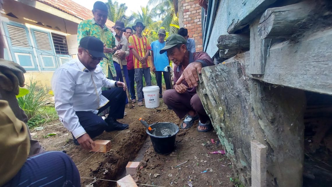 Peletakkan Batu Pertama Rumah Wahid Warga Desa Sumber Jaya oleh Ivan Wirata, Waka I DPRD Provinsi Jambi. FOTO: UCUP