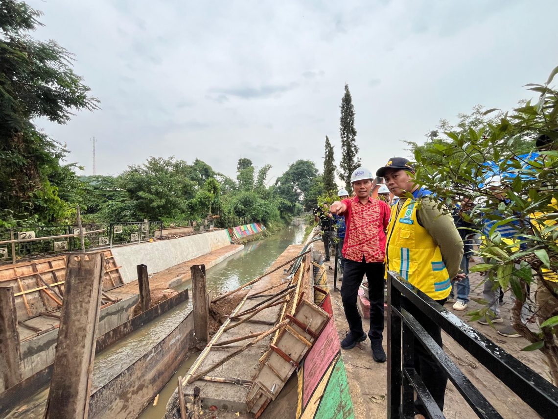 Anggota DPR RI Dapil Jambi, Edi Purwanto Saat Turun Lapangan Tinjau Proyek Kolam Retensi. FOTO: IST