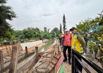 Anggota DPR RI Dapil Jambi, Edi Purwanto Saat Turun Lapangan Tinjau Proyek Kolam Retensi. FOTO: IST