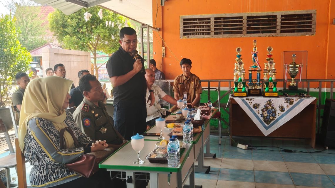Ketua Umum PDBI Provinsi Jambi, Ivan Wirata saat melakukan safari perdana di SDN/I Teratai Kabupaten Batang Hari. FOTO: OYI