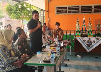 Ketua Umum PDBI Provinsi Jambi, Ivan Wirata saat melakukan safari perdana di SDN/I Teratai Kabupaten Batang Hari. FOTO: OYI