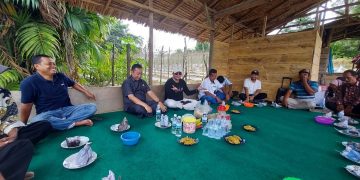 Makan Nerawang ala BIW di Kelompok Tani Sumber Rezeki Dusun Sido Dadi Desa Baru Kecamatan Mestong. FOTO: UCUP