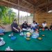 Makan Nerawang ala BIW di Kelompok Tani Sumber Rezeki Dusun Sido Dadi Desa Baru Kecamatan Mestong. FOTO: UCUP