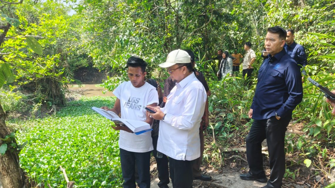 Ivan Wirata bersama SY Fasha Turun melihat tapal batas di Desa Sawit Mulyo Rejo Muaro Jambi. FOTO: OYI