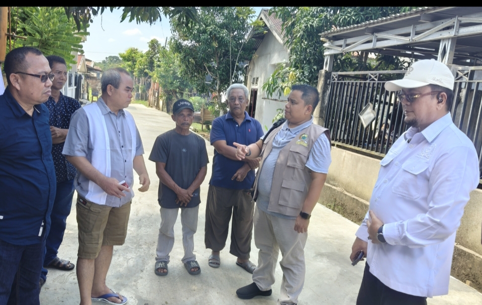Ivan Wirata saat dialog dengan warga di Perumahan Namura Pematang Gajah. Foto: OYI 