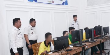 Ka Binadik dan Tim Lapas Narkotika Sabak Saat Mengawasi Warga Binaan Ikuti Paket C. FOTO: DOK LAPAS