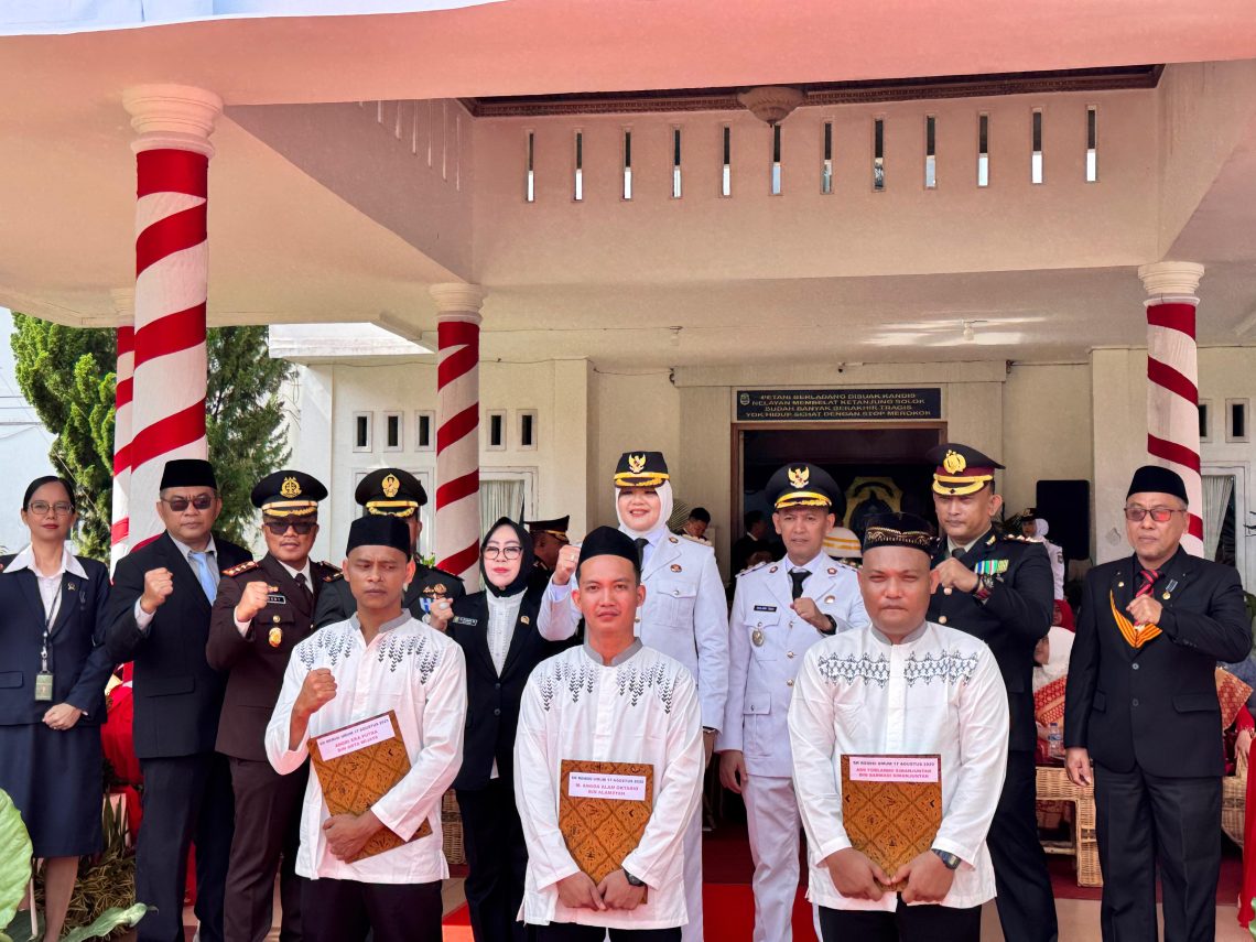 Kalapas Narkotika Muara Sabak, Muda Husni dan Bupati Tanjab Timur, Dilla Hich Usai penyerahan remisi bagi warga binaan. FOTO: DOK