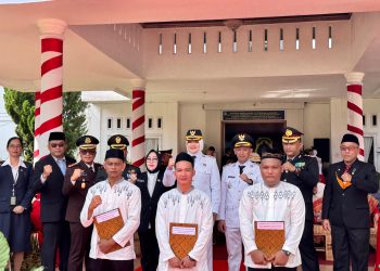 Kalapas Narkotika Muara Sabak, Muda Husni dan Bupati Tanjab Timur, Dilla Hich Usai penyerahan remisi bagi warga binaan. FOTO: DOK