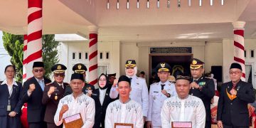 Kalapas Narkotika Muara Sabak, Muda Husni dan Bupati Tanjab Timur, Dilla Hich Usai penyerahan remisi bagi warga binaan. FOTO: DOK