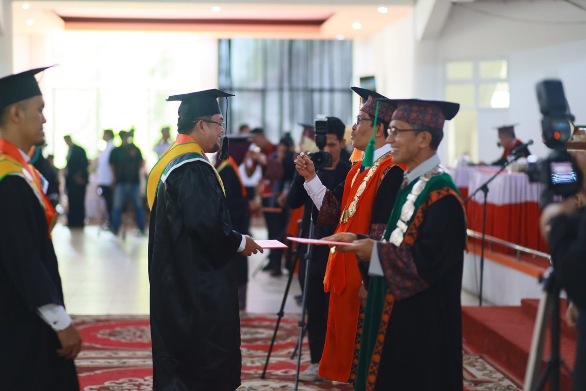 Ir H Ivan Wirata ST MM MT Saat diwisuda Profesi insinyur di Universitas Jambi. FOTO: UCUP