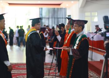 Ir H Ivan Wirata ST MM MT Saat diwisuda Profesi insinyur di Universitas Jambi. FOTO: UCUP