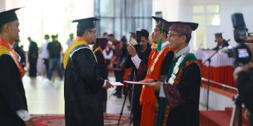 Ir H Ivan Wirata ST MM MT Saat diwisuda Profesi insinyur di Universitas Jambi. FOTO: UCUP