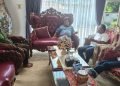 Ivan Wirata saat menerima warga Desa Ladang Panjang Muaro Jambi terkait masalah tapal batas. FOTO: OYI