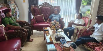 Ivan Wirata saat menerima warga Desa Ladang Panjang Muaro Jambi terkait masalah tapal batas. FOTO: OYI