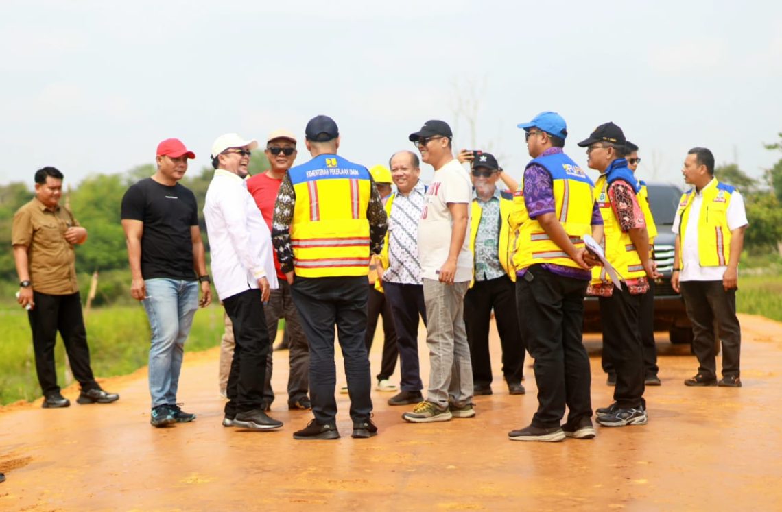 Waka I dan Waka II dan Anggota  DPRD Provinsi Jambi saat meninjau Jalan Jepang sebagai alternatif sementara mengurai kemacetan Jembatan BH I. FOTO: UCUP