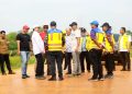 Waka I dan Waka II dan Anggota  DPRD Provinsi Jambi saat meninjau Jalan Jepang sebagai alternatif sementara mengurai kemacetan Jembatan BH I. FOTO: UCUP
