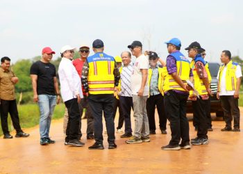 Waka I dan Waka II dan Anggota  DPRD Provinsi Jambi saat meninjau Jalan Jepang sebagai alternatif sementara mengurai kemacetan Jembatan BH I. FOTO: UCUP