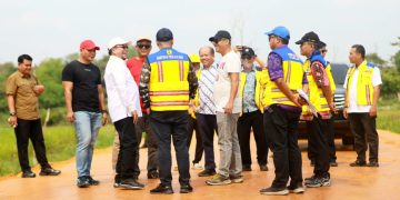 Waka I dan Waka II dan Anggota  DPRD Provinsi Jambi saat meninjau Jalan Jepang sebagai alternatif sementara mengurai kemacetan Jembatan BH I. FOTO: UCUP
