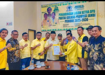 Delapan DPD II Golkar Kabupaten/Kota Mengawal Cek Endra Mengambil Formulir Pendaftaran Calon Ketua DPD I Golkar Jambi. FOTO: UCUP