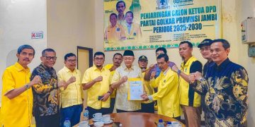 Delapan DPD II Golkar Kabupaten/Kota Mengawal Cek Endra Mengambil Formulir Pendaftaran Calon Ketua DPD I Golkar Jambi. FOTO: UCUP
