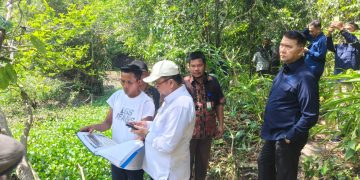Ivan Wirata saat mendampingi SY Fasha turun ke Desa Ladang Panjang meninjau tapal batas. FOTO: OYI