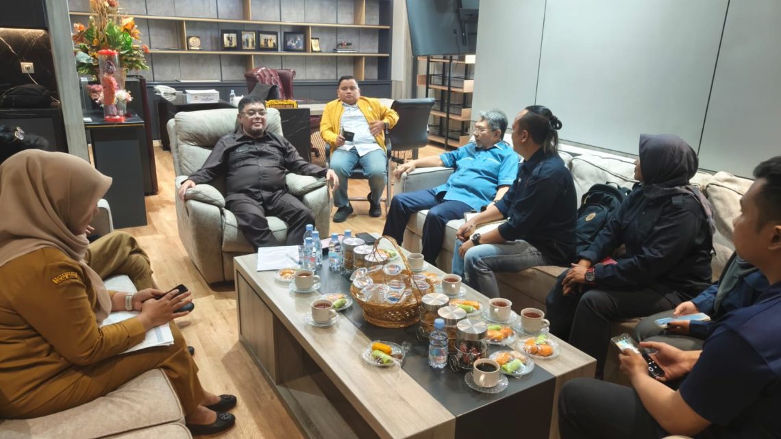 Waka I DPRD Provinsi Jambi saat menerima Dinkes Jambi, Yayasan Kanti Sehati didampingi oleh Waka Komisi IV Soal penanggulangan penyebaran penyakit HIV Aids di Jambi. FOTO: OYI